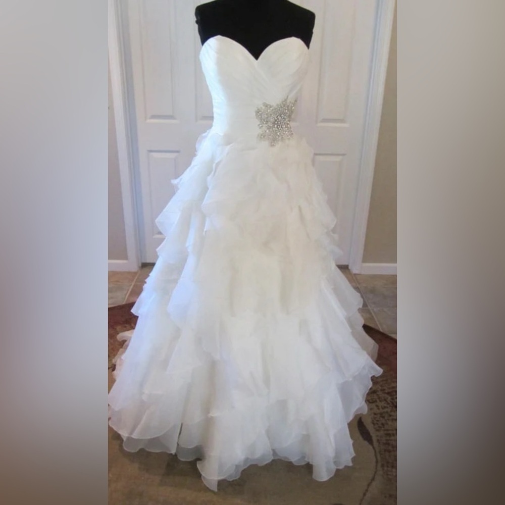 Allure Bridals 8862 Wedding Dress | Size 12 Strapless Gown w/ Sparkle Flower